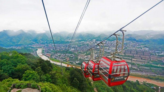 　　在纜車上俯瞰赤水河及茅臺鎮(zhèn)風景。資料圖片