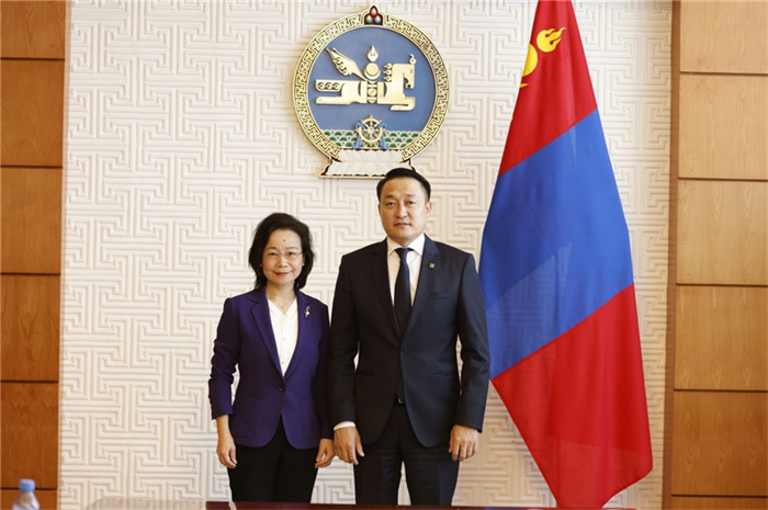 10月31日，中國(guó)駐蒙古國(guó)大使沈敏娟到任拜會(huì)蒙政府辦公廳主任兼蒙古人民黨總書記阿瑪爾巴伊斯格楞（右）。中國(guó)駐蒙古使館供圖