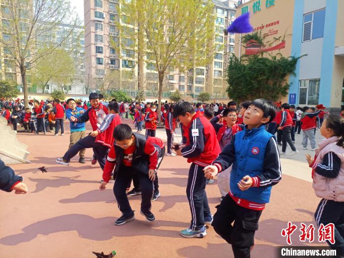 資料圖：小學(xué)生在大課間踢毽子。黃建 攝