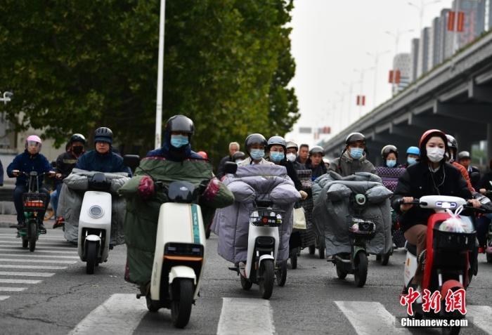 11月3日，河北石家莊迎降溫天氣，市民“捂”裝出行。 <a target='_blank' href='/'><p  align=
