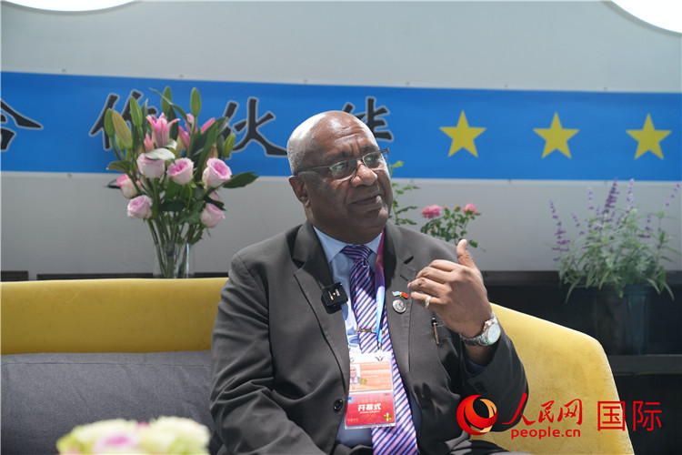 斐濟(jì)副總理兼貿(mào)易部長卡米卡米加談參加進(jìn)博會(huì)感受。人民網(wǎng)記者 吳超嵐攝