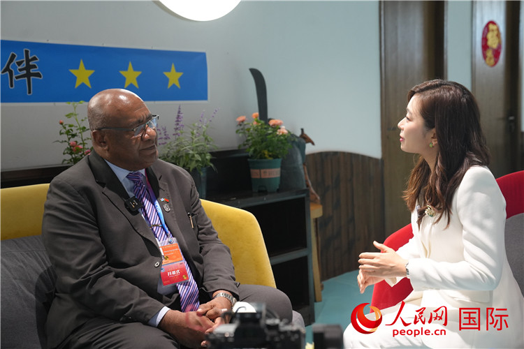 斐濟(jì)副總理兼貿(mào)易部長卡米卡米加接受人民網(wǎng)記者專訪。人民網(wǎng)記者 吳超嵐攝