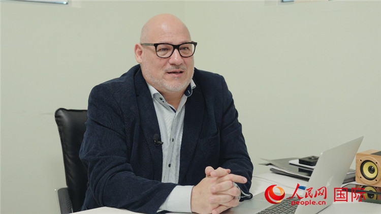 烏拉圭《共和國(guó)報(bào)》總編輯胡安·布蘭卡接受人民網(wǎng)專訪。人民網(wǎng)記者 張若涵攝