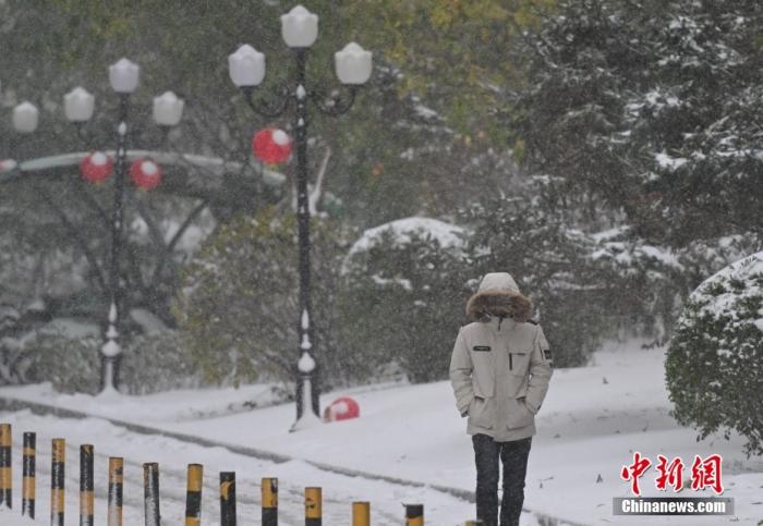 圖為市民在雪中出行。 <a target='_blank' href='/' ><p  align=