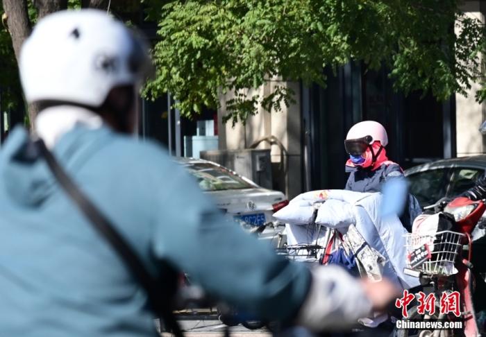 石家莊街頭，市民紛紛穿上厚厚的外套“捂”裝前行。 <a target='_blank' href='/'><p  align=