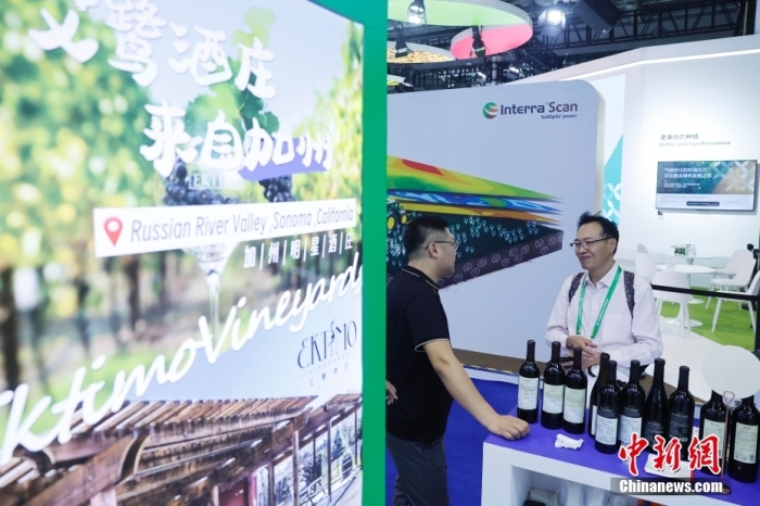 11月6日，參觀者與展臺工作人員交流。當(dāng)日，第六屆中國國際進(jìn)口博覽會在國家會展中心(上海)舉行。據(jù)上海美國商會官網(wǎng)消息，為進(jìn)一步加強中美經(jīng)貿(mào)聯(lián)系，上海美國商會與美國農(nóng)業(yè)部合作參展2023年第六屆中國國際進(jìn)口博覽會。今年是美國政府首次設(shè)立官方展館。<a target='_blank' href='/'><p  align=