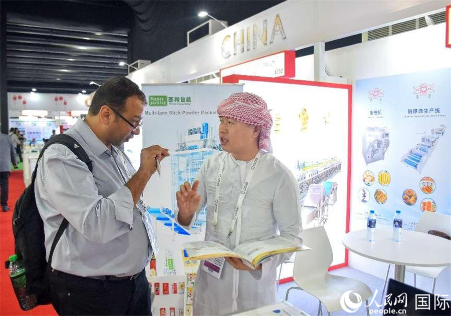 中外展商交流。 人民網塔里克·易卜拉欣攝