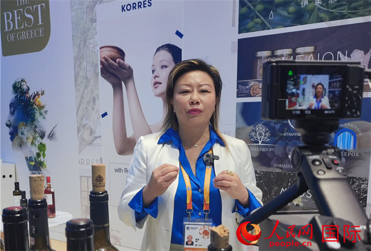 希華集團(tuán)聯(lián)合創(chuàng)始人兼總裁索菲亞女士接受采訪。人民網(wǎng) 殷韜攝