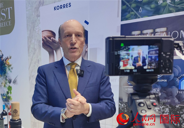 希華集團(tuán)創(chuàng)始人兼首席執(zhí)行官甘德密先生接受采訪。人民網(wǎng) 殷韜攝