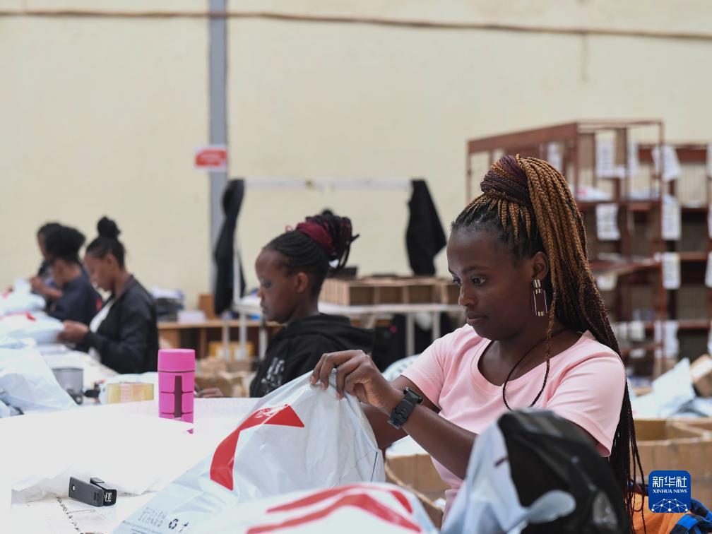 11月10日，在肯尼亞姆洛隆戈，Kilimall員工在倉(cāng)庫(kù)內(nèi)包裝商品。新華社記者 李亞輝 攝