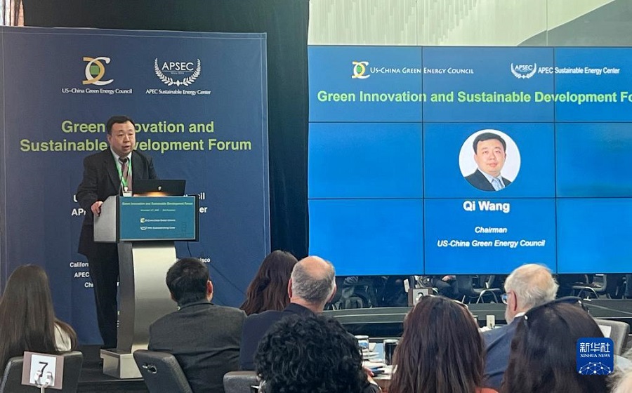 11月13日，美中綠色能源促進(jìn)會會長王麒在舊金山舉行的“綠色創(chuàng)新與可持續(xù)發(fā)展論壇”上發(fā)言。新華社記者 譚晶晶 攝