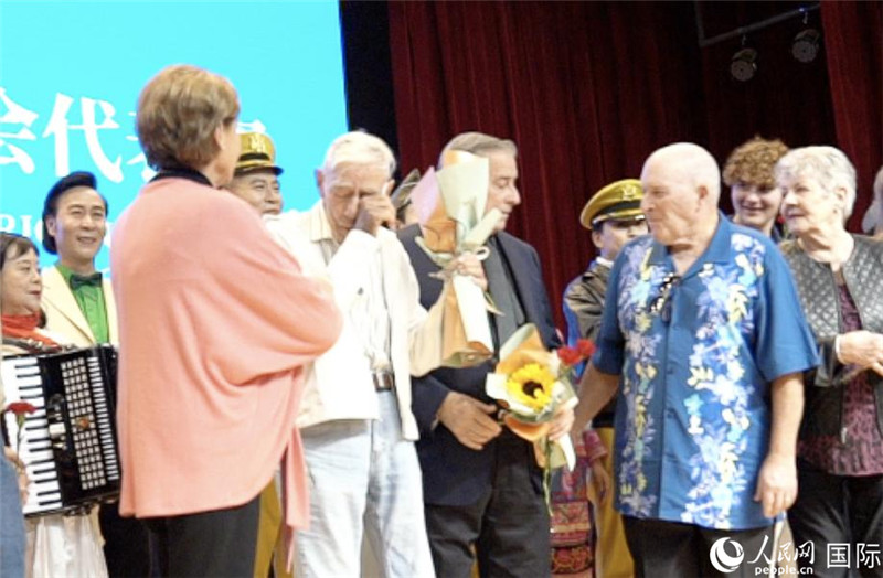 哈里·莫耶和代表團(tuán)其他成員訪問(wèn)昆明外國(guó)語(yǔ)學(xué)校，觀看講述飛虎隊(duì)開(kāi)辟駝峰航線故事的音樂(lè)劇《翠堤長(zhǎng)虹》，并與學(xué)校師生合唱《友誼地久天長(zhǎng)》。人民網(wǎng) 趙瞳攝