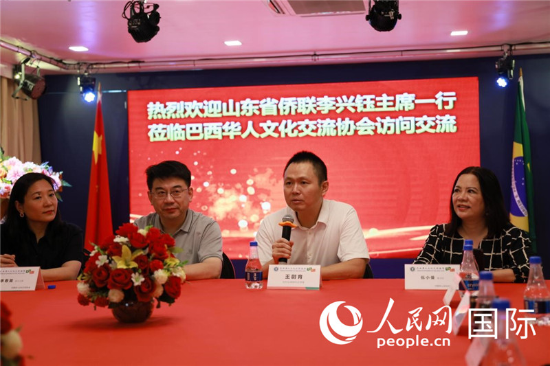 中國(guó)駐里約熱內(nèi)盧副總領(lǐng)事王尉育（右二）發(fā)表致辭。人民網(wǎng)記者宋亦然攝