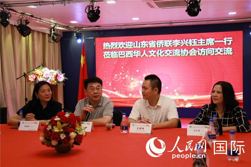 山東省僑聯(lián)主席李興鈺（左二）和與會(huì)僑領(lǐng)座談。人民網(wǎng)記者宋亦然攝