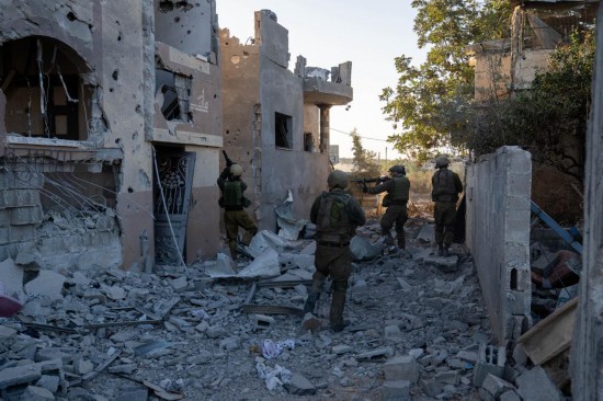 這張以色列國防軍11月12日發(fā)布的照片顯示，以軍地面部隊(duì)在加沙地帶北部開展軍事行動(dòng)。新華社發(fā)