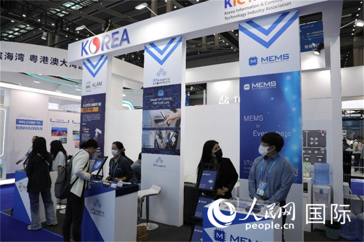 第二十五屆中國國際高新技術(shù)成果交易會15日在深圳開幕，圖為韓國企業(yè)展臺（人民網(wǎng)記者 魯揚(yáng)攝）