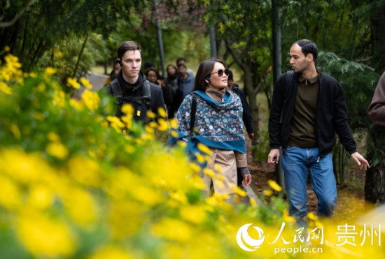 歐亞國家媒體記者走進(jìn)觀山湖公園。人民網(wǎng) 陽茜攝