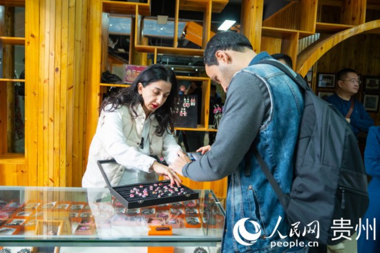 歐亞國家記者拍攝記錄黔東南州施洞鎮(zhèn)民族手工藝品。人民網(wǎng) 陽茜攝