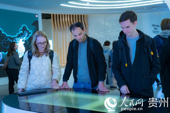 在國家大數(shù)據(jù)（貴州）綜合試驗(yàn)區(qū)交流體驗(yàn)中心，歐亞國家記者體驗(yàn)貴州大數(shù)據(jù)應(yīng)用場景。人民網(wǎng) 陽茜攝