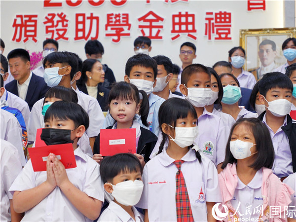 圖為出席嘉賓和現(xiàn)場(chǎng)獲獎(jiǎng)學(xué)生合影留念。人民網(wǎng)記者 白元琪攝