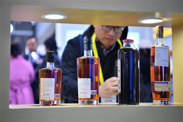 11月16日，觀眾在第七屆絲博會(huì)上參觀阿塞拜疆展位上的酒水產(chǎn)品。新華社記者 邵瑞 攝