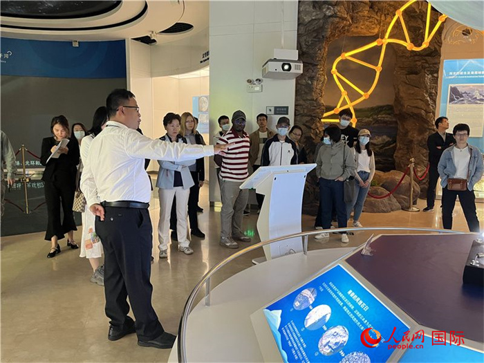 中外記者在深圳大鵬半島國(guó)家地質(zhì)公園博物館參觀。人民網(wǎng)記者 陳思攝
