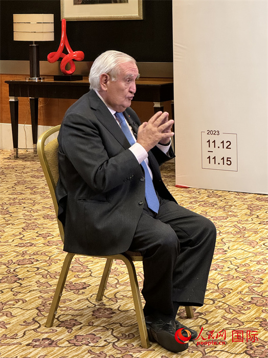 法國前總理、法國展望與創(chuàng)新基金會主席讓-皮埃爾·拉法蘭接受人民網(wǎng)的采訪。（人民網(wǎng) 謝瑩攝）