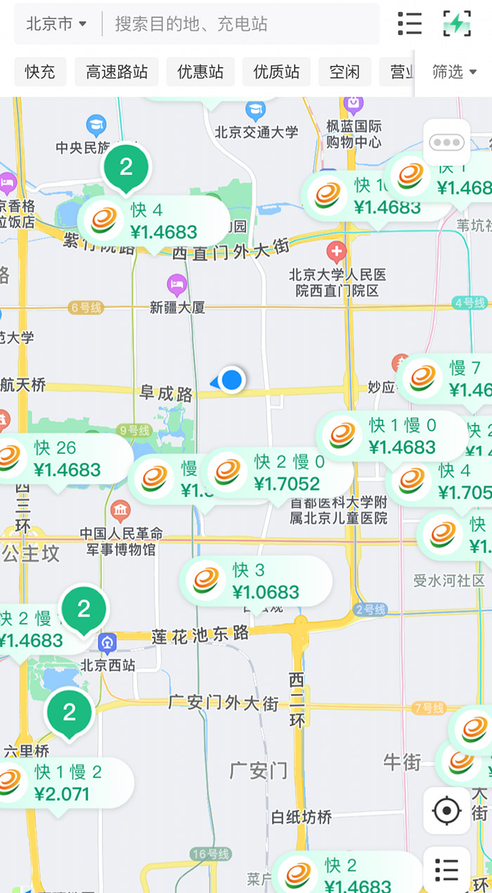 中新財經(jīng)查詢相關充電APP發(fā)現(xiàn)，電價平峰時段，快充樁的價格普遍在1.4元度左右。