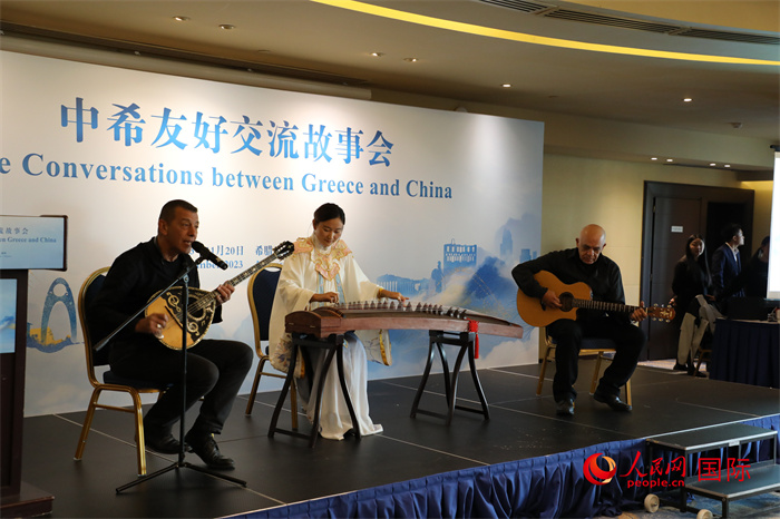 中希藝術家用古箏和布祖基琴演奏希臘著名歌曲《比雷埃夫斯的孩子》。   人民網(wǎng)記者 謝亞宏攝