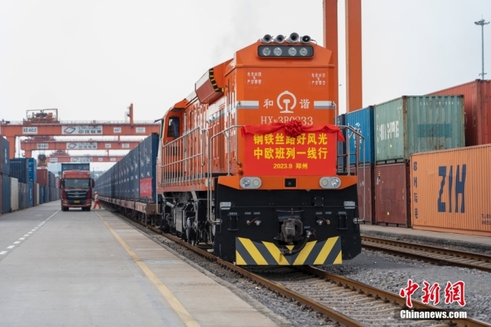 資料圖：河南鄭州，一列滿載貨物的中歐班列(鄭州)從中國鐵路鄭州局集團(tuán)有限公司圃田車站駛出，開往德國漢堡。<a target='_blank' href='/'><p  align=