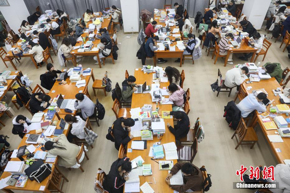 資料圖：眾多考研學(xué)生在南昌大學(xué)圖書館的自習(xí)室內(nèi)復(fù)習(xí)備考。 劉力鑫 攝