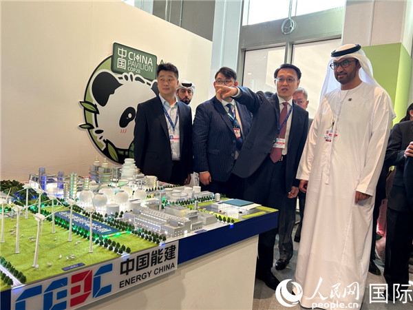 COP28主席蘇爾坦·賈比爾參觀中國角展示。人民網(wǎng)記者任皓宇攝