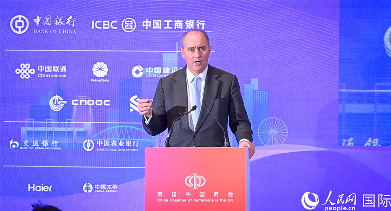 英國商業(yè)貿(mào)易部國務(wù)大臣（投資大臣）多米尼克·約翰遜與會。人民網(wǎng) 郭錦標(biāo)攝