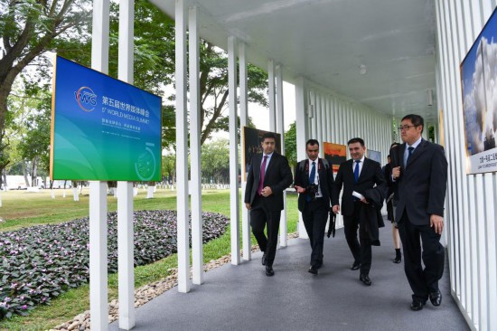   2023年12月2日，參會代表抵達廣州南沙灣濱海會議中心。（新華社記者梁旭攝）