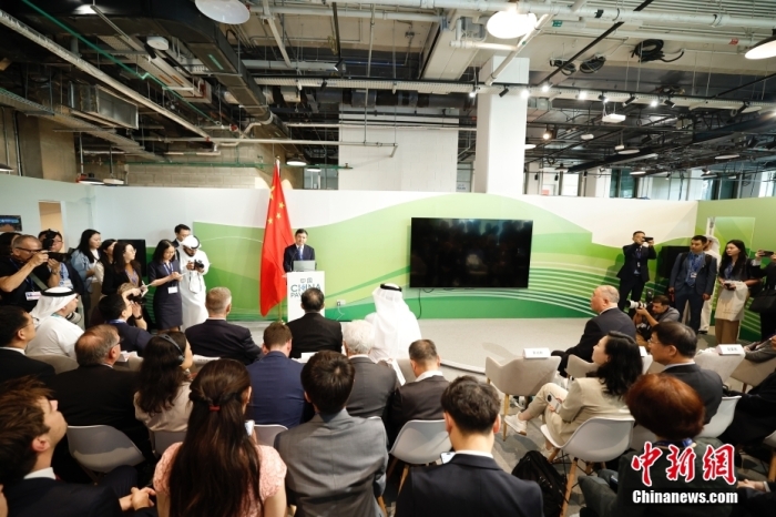 當(dāng)?shù)貢r(shí)間11月30日，《聯(lián)合國(guó)氣候變化框架公約》第28次締約方大會(huì)(COP28)中國(guó)角開幕式暨“生態(tài)文明與美麗中國(guó)實(shí)踐”邊會(huì)在迪拜舉行。圖為中國(guó)生態(tài)環(huán)境部部長(zhǎng)黃潤(rùn)秋在邊會(huì)上發(fā)表致辭。<a target='_blank' href='/' _fcksavedurl='/'><p  align=