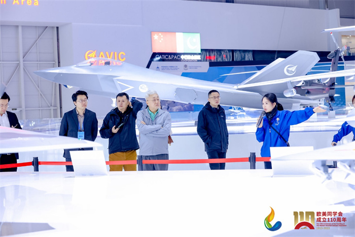 參會(huì)嘉賓和留學(xué)歸國(guó)人員參觀珠海太空中心。主辦方供圖