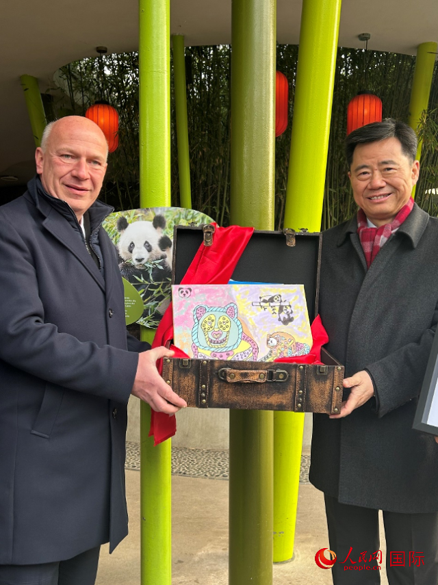 吳墾大使和韋格納市長(zhǎng)手捧德國(guó)兒童為“夢(mèng)想”“夢(mèng)圓”準(zhǔn)備的手繪“送別大禮包”。人民網(wǎng)記者 徐馨攝