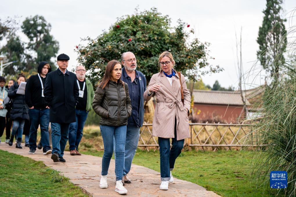 12月6日，世界媒體峰會(huì)參會(huì)代表在昆明市晉寧區(qū)小漁村參觀。新華社記者 胡超 攝