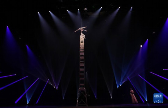 12月8日，演員在法國(guó)巴黎舉行的中國(guó)雜技“奇妙之夜”演出上表演《高椅》。新華社記者 高靜 攝