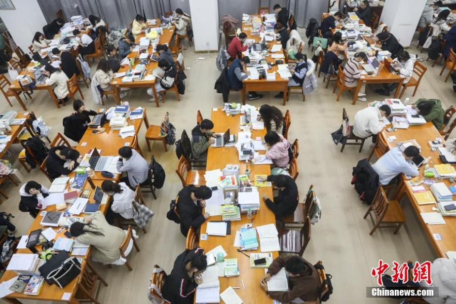 資料圖：眾多考研學(xué)生在南昌大學(xué)圖書館的自習(xí)室內(nèi)復(fù)習(xí)備考。劉力鑫 攝