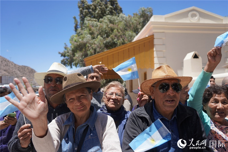 圖為當?shù)孛癖娮园l(fā)舉行慶祝活動。人民網(wǎng)記者 許放攝