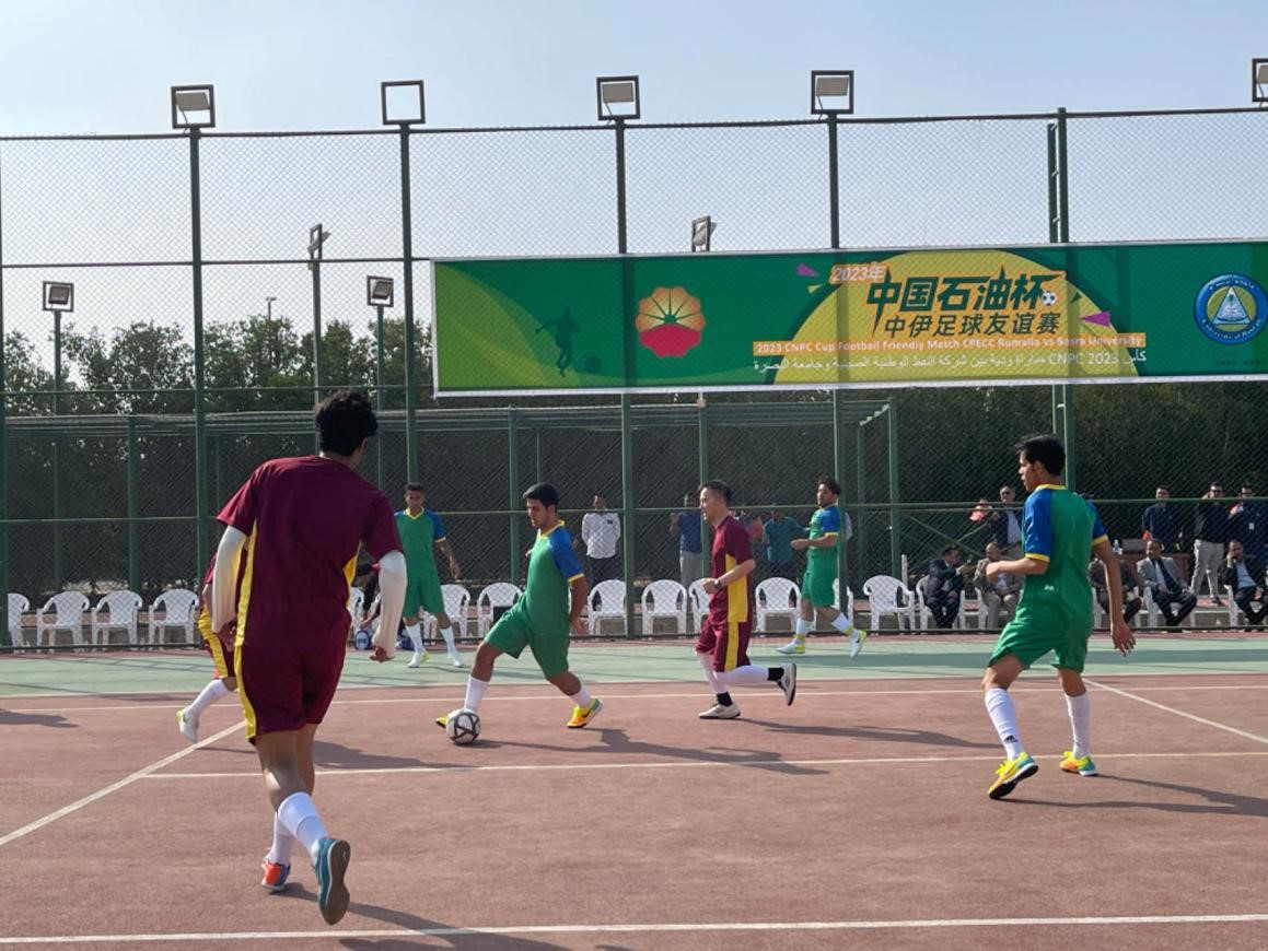 12月14日，中國石油（伊拉克）魯邁拉片區(qū)舉辦公共開放日和足球友誼賽。中國石油工程建設(shè)有限公司魯邁拉項(xiàng)目代表隊(duì)與巴士拉大學(xué)代表隊(duì)進(jìn)行了比賽，巴士拉大學(xué)代表隊(duì)獲勝。文學(xué)軍攝