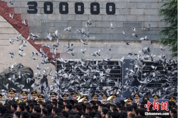 12月13日是第十個南京大屠殺死難者國家公祭日。當天上午，南京大屠殺死難者國家公祭儀式在侵華日軍南京大屠殺遇難同胞紀念館舉行。圖為國家公祭儀式現(xiàn)場。中新社記者 泱波 攝