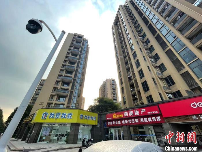 多家房地產(chǎn)中介。 蘇婷 攝