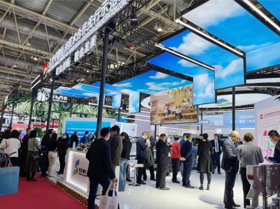 圖為12月1日拍攝的首屆中國國際供應(yīng)鏈促進(jìn)博覽會(huì)現(xiàn)場(欒雨石 攝)