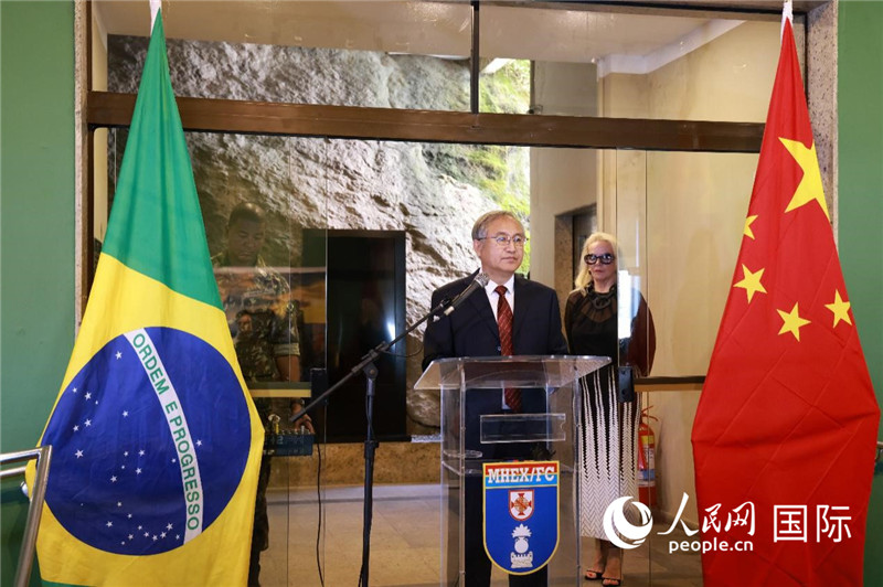 中國攝影家協(xié)會駐會副主席鄭更生在攝影展開幕式上致辭。 人民網(wǎng)記者 陳海琪攝