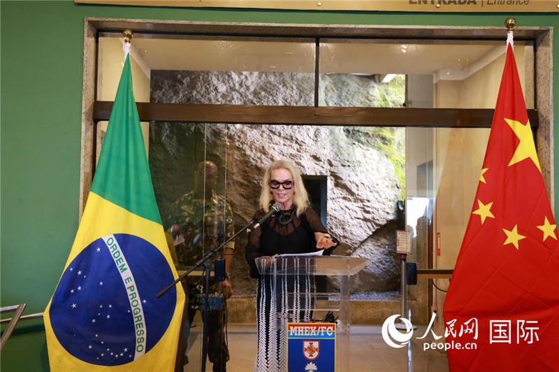 山河文化促進中心執(zhí)行總裁瑪西婭·梅爾基奧爾在攝影展開幕式上致辭。 人民網(wǎng)記者 陳海琪攝