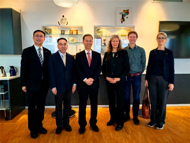 中國(guó)駐瑞典大使崔愛民（左三）會(huì)見瑞典農(nóng)業(yè)大學(xué)校長(zhǎng)薇迪（左四）。中國(guó)駐瑞典大使館供圖。