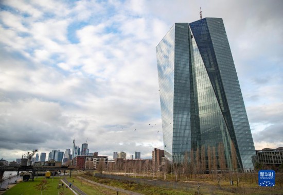 這是12月14日在德國(guó)法蘭克福拍攝的歐洲央行大樓。新華社記者 張帆 攝