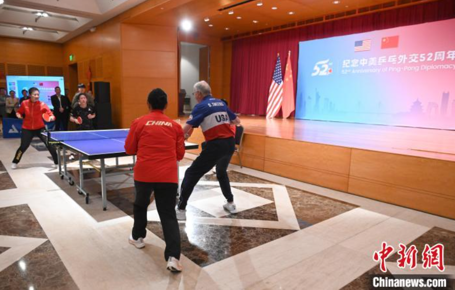當(dāng)?shù)貢r(shí)間12月13日，中國駐美使館在華盛頓舉辦慶?；顒?dòng)紀(jì)念中美乒乓外交52周年。圖為丁寧、劉偉、戴爾等中美運(yùn)動(dòng)員上演混雙表演賽。中新社記者 陳孟統(tǒng) 攝